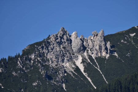 Téléchargez les photos : Rochers particuliers de la vallée des Braies, le Spitzkofel. Rochers salissants qu'une légende locale appelle "les ivrognes de Braies"" - en image libre de droit