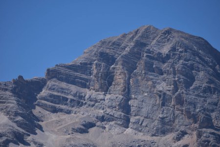 Foto de Las impresionantes rocas estratificadas de Tofana di Mezzo, un macizo rocoso de 3244 metros de altura sobre el valle de Cortina d 'Ampezzo - Imagen libre de derechos