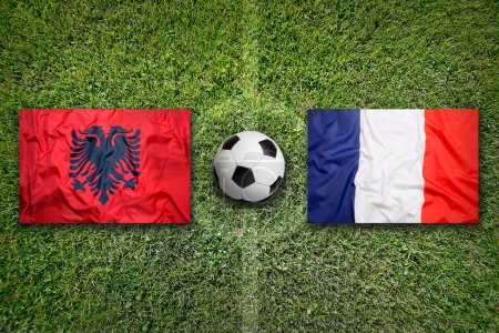 Albanien vs. Frankreich Fahnen auf grünem Fußballfeld