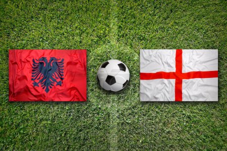 Albanien vs. England Fahnen auf grünem Fußballplatz