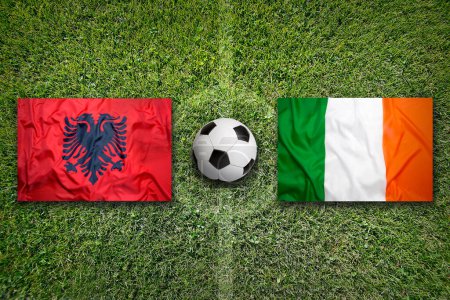 Albanien vs. Irland Fahnen auf grünem Fußballfeld