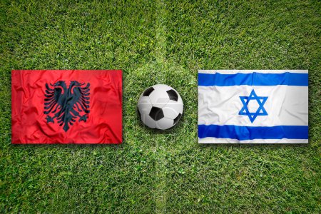 Albania vs. Israel banderas en el campo de fútbol verde
