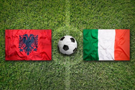 Albanien vs. Italien Fahnen auf grünem Fußballplatz
