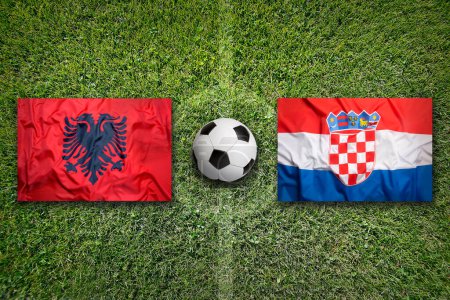 Albanien vs. Kroatien Fahnen auf grünem Fußballfeld