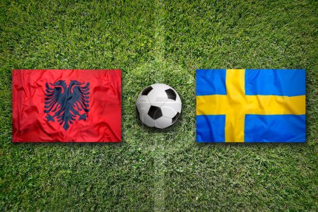 Albanien vs. Schweden Fahnen auf grünem Fußballplatz