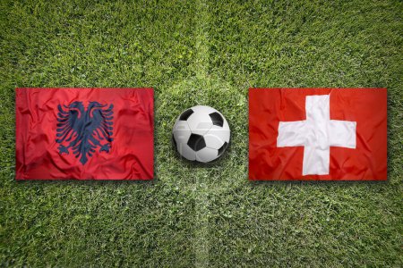 Albanien vs. Schweiz Fahnen auf grünem Fußballplatz