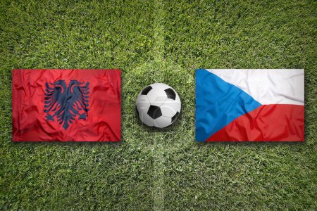 Albanien vs. Tschechische Republik Fahnen auf grünem Fußballplatz