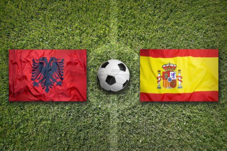 Albanien vs. Spanien Fahnen auf grünem Fußballfeld