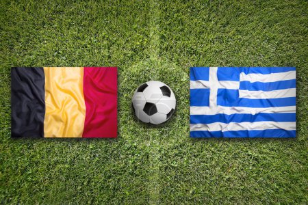 Belgique vs Grèce drapeaux sur le terrain de football vert
