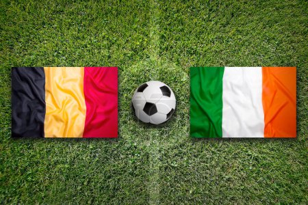 Drapeaux de Belgique vs Irlande sur un terrain de football vert
