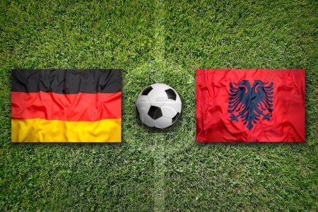 Deutschland gegen Albanien Fahnen auf grünem Fußballfeld