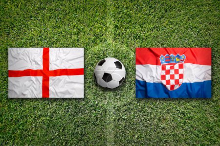Inglaterra vs. Croacia banderas en el campo de fútbol verde