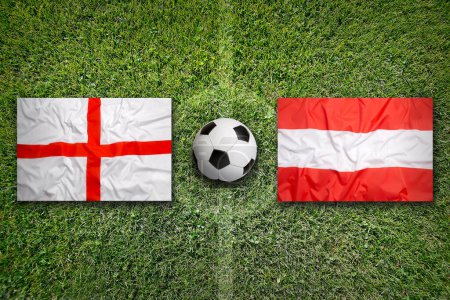 Inglaterra vs. Austria banderas en el campo de fútbol verde