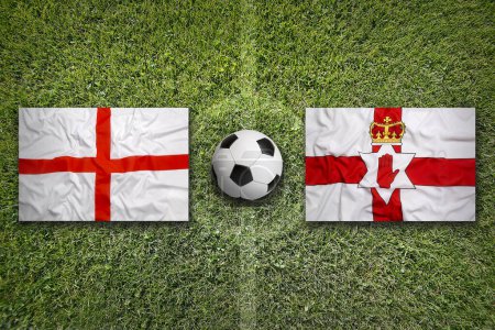 Inglaterra vs. Irlanda del Norte banderas en el campo de fútbol verde
