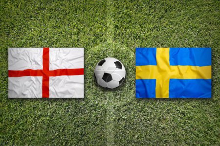 Inglaterra vs. Suecia banderas en el campo de fútbol verde