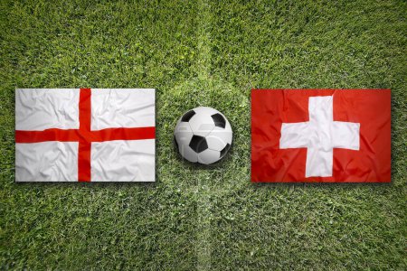 Fahnen England gegen Schweiz auf grünem Fußballfeld