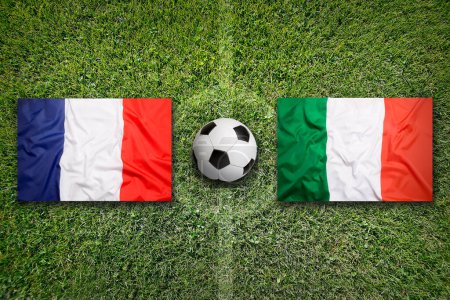 Francia vs. Italia banderas en el campo de fútbol verde
