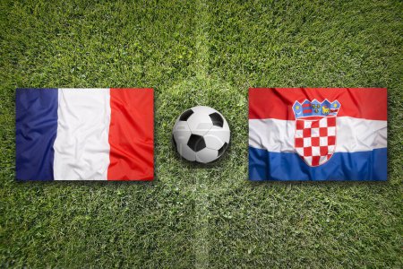 Francia vs. Croacia banderas en el campo de fútbol verde