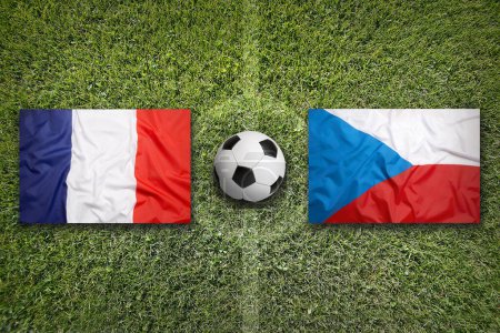 Francia vs. República Checa banderas en el campo de fútbol verde