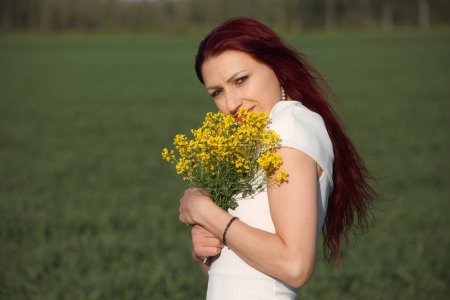 Téléchargez les photos : Jeune femme mince dans un champ avec de l'herbe verte - en image libre de droit