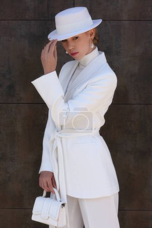 Foto de Modelo de mujer de belleza en traje blanco posando - Imagen libre de derechos
