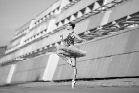 Téléchargez les photos : Mince femme sexy ballerine en tutu blanc - en image libre de droit