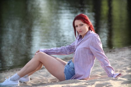 Téléchargez les photos : Jeune femme en jeans shorts et chemise outdoor - en image libre de droit