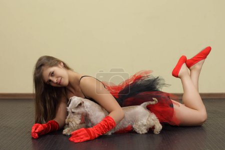 mujer joven con perro posando para la foto