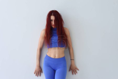 Téléchargez les photos : Jeune femme sportive en costume de sport bleu - en image libre de droit