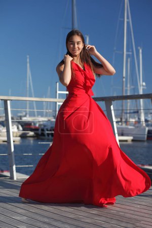 Téléchargez les photos : Jeune asiatique adolescent en rouge longue robe de mode - en image libre de droit