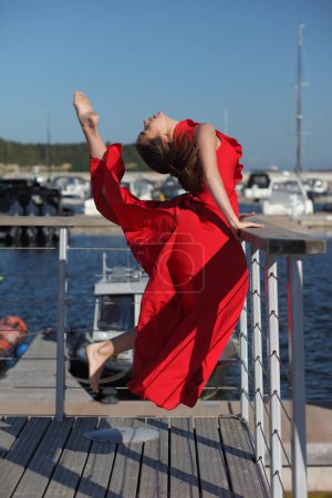 Téléchargez les photos : Jeune beaty flexible asiatique femme en robe rouge - en image libre de droit