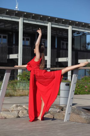 Téléchargez les photos : Jeune beaty flexible asiatique femme en robe rouge - en image libre de droit