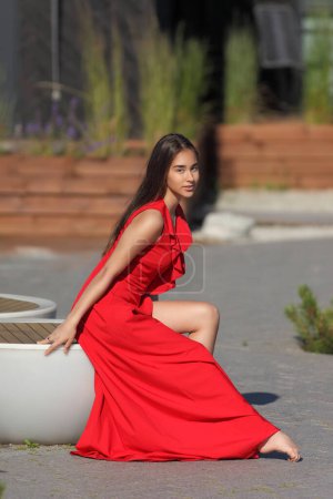 Foto de Joven asiático adolescente en rojo largo vestido de moda - Imagen libre de derechos