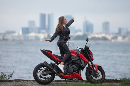 Foto de Chica joven en una motocicleta en el verano - Imagen libre de derechos