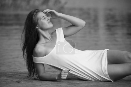 Téléchargez les photos : Jeune femme en T-shirt blanc sur la rivière - en image libre de droit