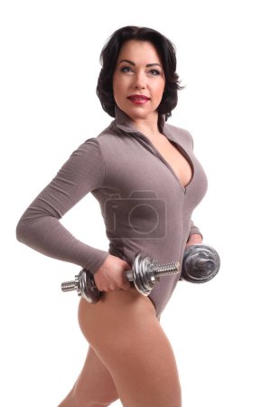 Téléchargez les photos : Belle femme fitness haltères levage sur un fond blanc - en image libre de droit