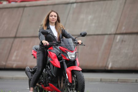 Téléchargez les photos : Jeune fille sur une moto en été - en image libre de droit