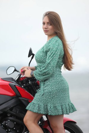 Téléchargez les photos : Jeune fille sur une moto en été - en image libre de droit