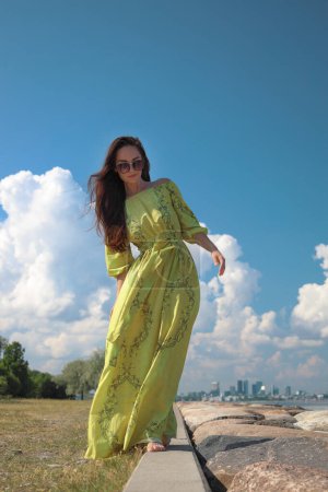 Téléchargez les photos : Belle jeune femme sexy profitant de l'été en plein air - en image libre de droit
