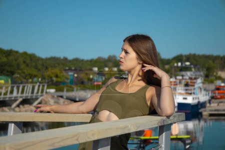 Téléchargez les photos : Jeune femme en robe élancée près des yachts - en image libre de droit