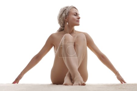 Téléchargez les photos : Young woman naked yoga on white background - en image libre de droit