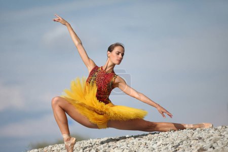 Foto de Slim sexy mujer bailarina en blanco tutú - Imagen libre de derechos