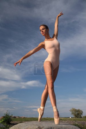 Foto de Joven mujer flexible bailarina en un traje de cuerpo desnudo - Imagen libre de derechos