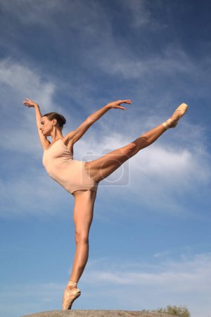 Téléchargez les photos : Jeune femme flexible ballerine dans un body nu - en image libre de droit