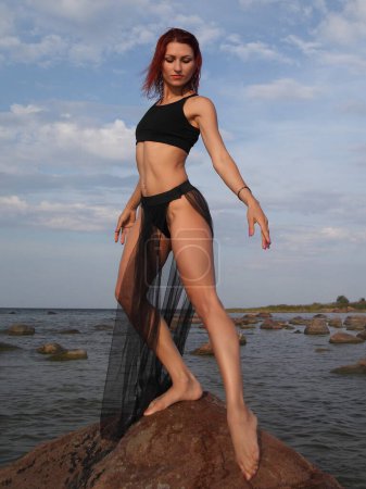 Téléchargez les photos : Belle femme dans un bikini sexy sur la plage - en image libre de droit