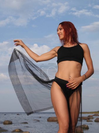 Téléchargez les photos : Belle femme dans un bikini sexy sur la plage - en image libre de droit