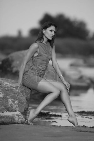 Foto de Hermosa mujer joven sexy disfrutando del verano al aire libre - Imagen libre de derechos