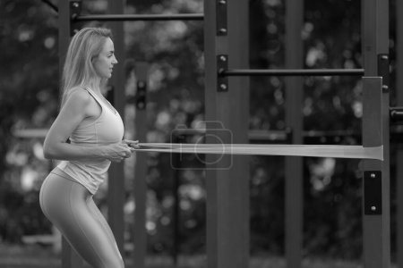 Foto de Mujer atlética joven haciendo ejercicio en el parque - Imagen libre de derechos
