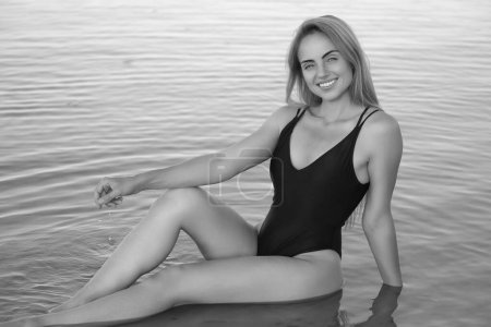 Foto de Joven hermosa mujer en traje de baño en la playa - Imagen libre de derechos