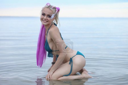 Foto de Hermosa mujer en un bikini sexy en la playa - Imagen libre de derechos